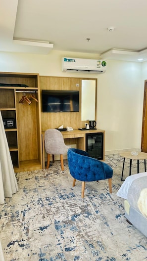 Cubrecamas, minibar y caja de seguridad en la habitación 