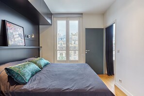 Laptop workspace, iron/ironing board, bed sheets - Superb Arc de Triomphe Apartment (Paris)