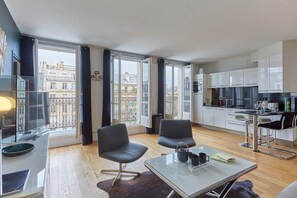 Apartment | Private kitchen | Fridge, microwave, stovetop, dishwasher - Superb Arc de Triomphe Apartment (Paris)