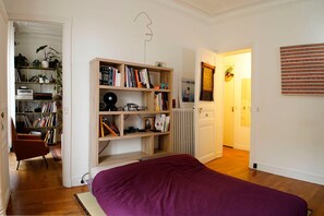 1 chambre, bureau, fer et planche à repasser, accès Internet