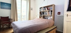 1 chambre, bureau, fer et planche à repasser, accès Internet