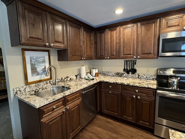 ثلاجة، فرن، محمصة خبز، مائدة طعام