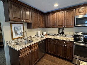 Fridge, oven, toaster, dining tables - NEW! Beautiful Renovated 3BR in Keystone (Keystone)