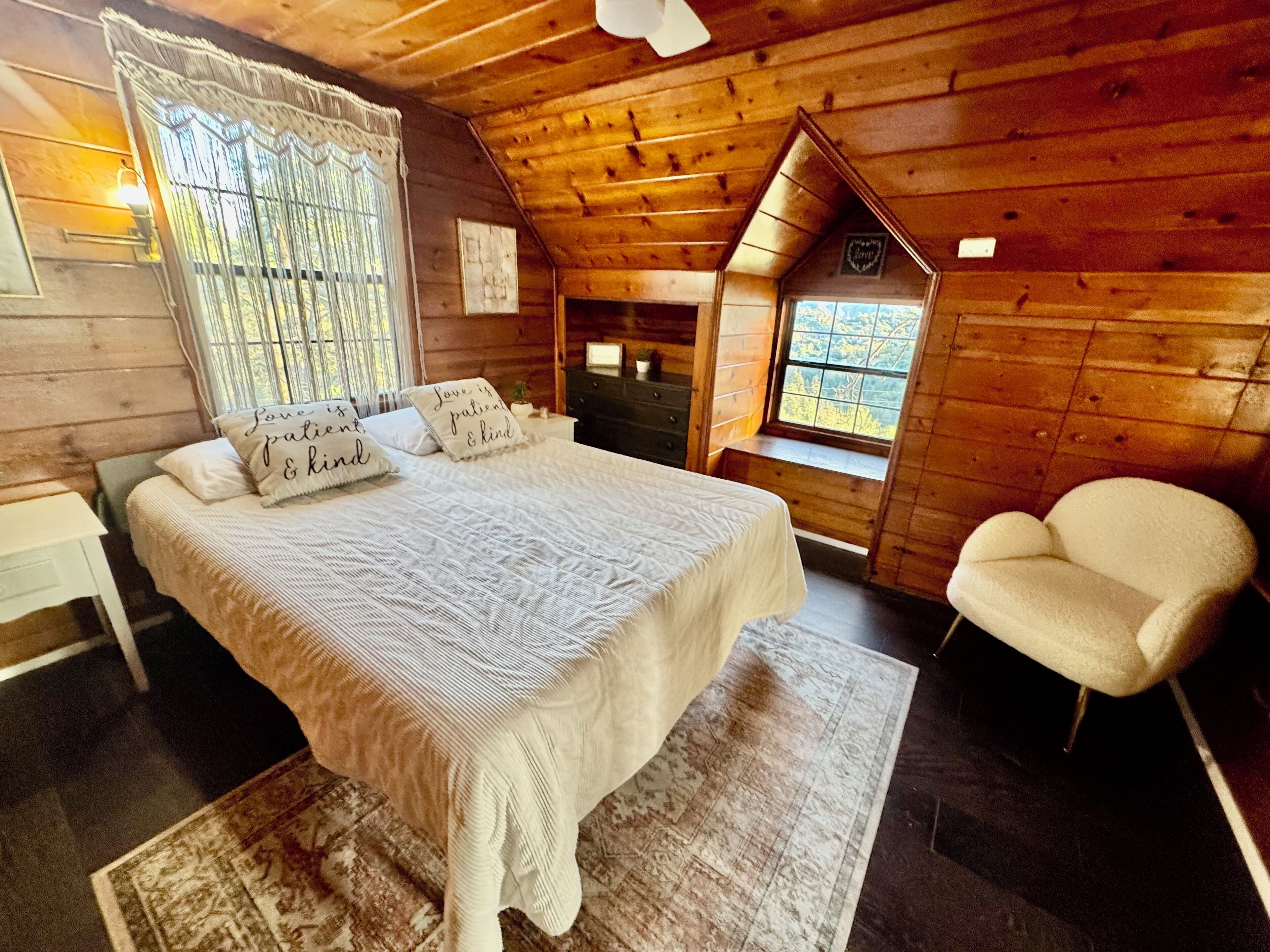 3 bedrooms, desk, WiFi, bed sheets