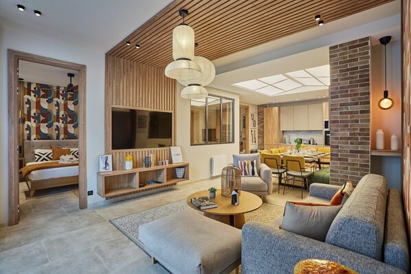 Living area - Exceptional Apartment Near Montmartre 10 People (Paris)