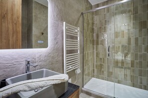 Departamento | Baño | Tina, secadora de cabello, jabón, shampoo 