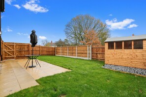 Terrace/patio - 33 CRANESBILL CLOSE, pet friendly, with a garden in Colchester (Colchester)