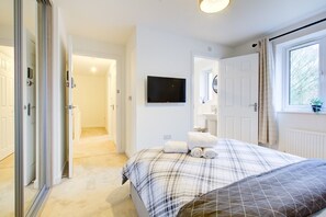 5 bedrooms, iron/ironing board, travel cot, WiFi