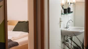 1 bedroom, WiFi (free), bed sheets
