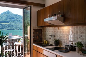 Cafetera y tetera, refrigerador, microondas y tetera eléctrica 