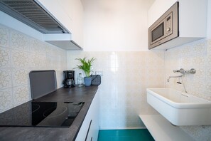 Cafetera y tetera, refrigerador, microondas y tetera eléctrica