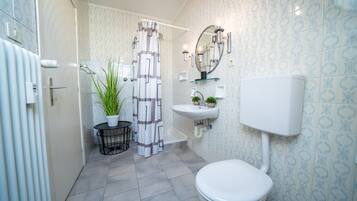 Dusche, Haartrockner, Handtücher, Seife