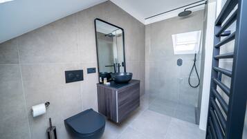 Douche, sĂšche-cheveux, serviettes fournies, savon