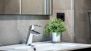 Dusche, Haartrockner, Handtücher, Seife