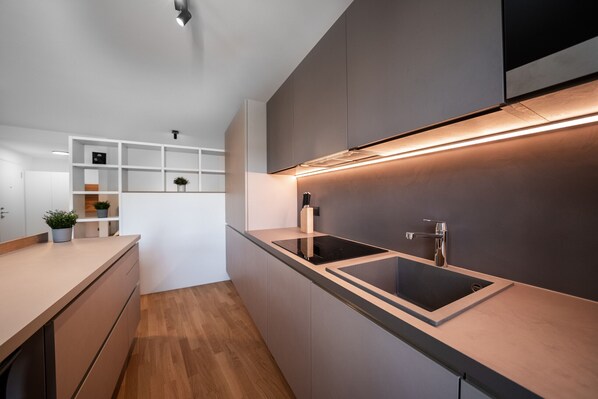 Réfrigérateur, micro-ondes, lave-vaisselle, cafeti�ère/bouilloire