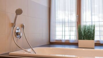 Regadera, secadora de cabello, bidet, toallas