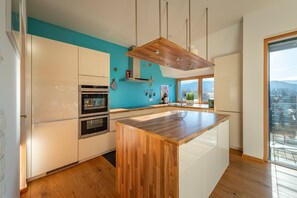 Wasserkocher mit Kaffee-/Teezubehör, Kühlschrank, Ofen, Geschirrspüler