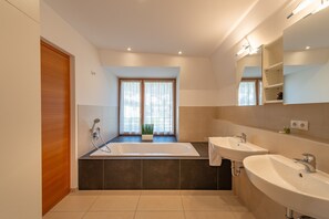 Douche, sèche-cheveux, bidet, serviettes fournies