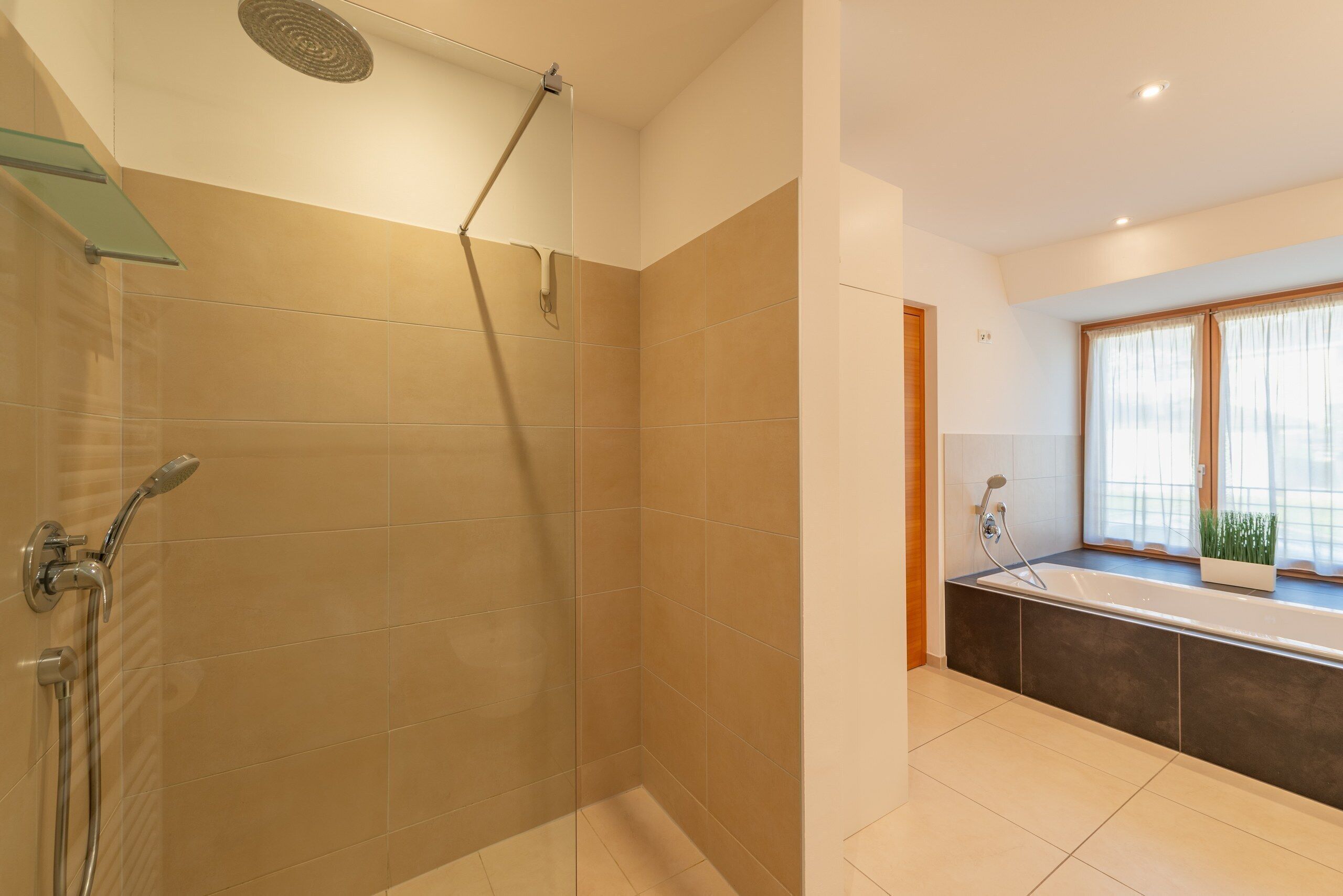 Een douche, een haardroger, een bidet, handdoeken