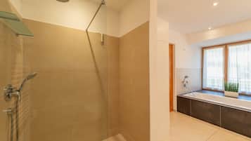 Een douche, een haardroger, een bidet, handdoeken