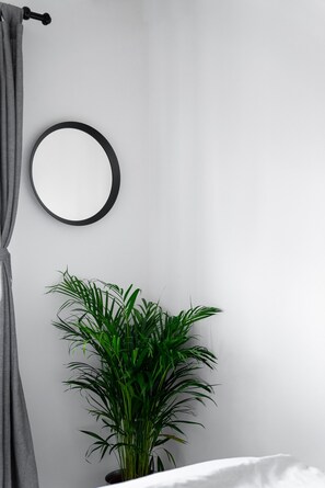 A bathroom with a round mirror, a potted plant, and a grey curtain. - 709A Apartment Schönblick (Caldaro sulla strada del vino)