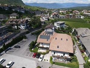 Zona residencial con casas, un estacionamiento y un viñedo.