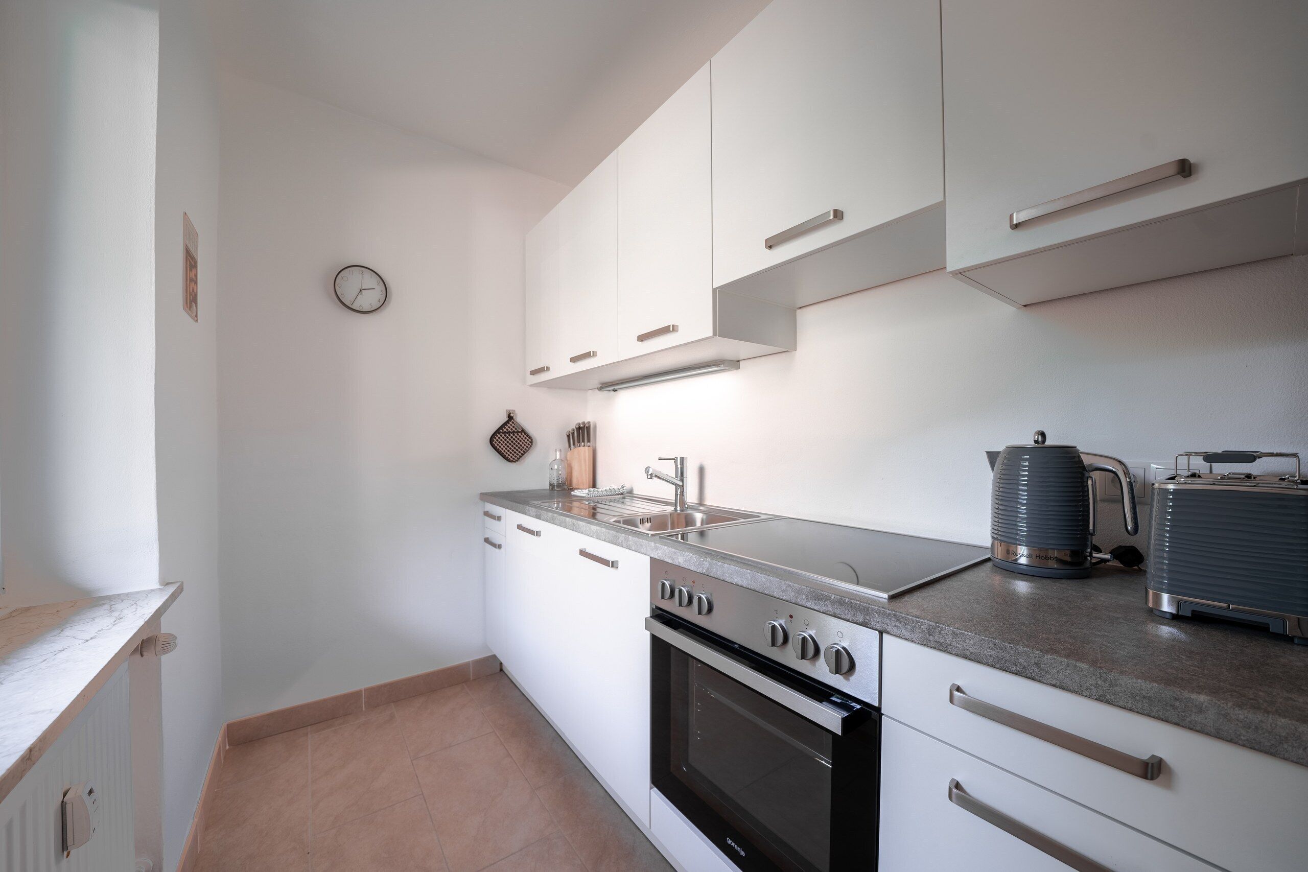 Coffee/tea maker, fridge, oven, dishwasher
