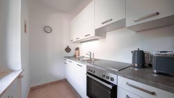 Coffee/tea maker, fridge, oven, dishwasher