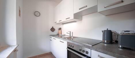 Cafetera y tetera, refrigerador, horno y lavavajillas
