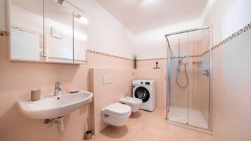 Dusche, Haartrockner, Handtücher, Seife