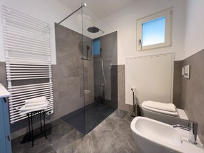 Een douche, een haardroger, handdoeken