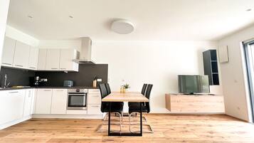Coffee/tea maker, fridge, oven, dishwasher