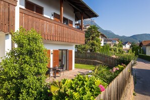 Outdoor dining - 714B Apartment Villa Vardia (Caldaro sulla strada del vino)