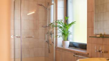 Douche, sèche-cheveux, serviettes fournies, savon