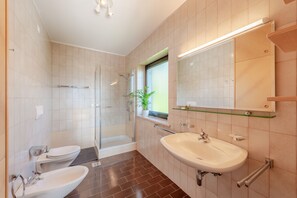 Een douche, een haardroger, handdoeken