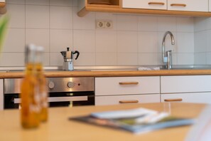 Cafetera o tetera, frigorífico, horno y hervidor eléctrico