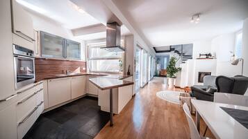 Fridge, oven, dishwasher, coffee/tea maker