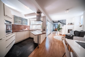Coffee/tea maker, fridge, oven, dishwasher