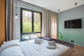 1 habitación, tabla de planchar con plancha y ropa de cama 