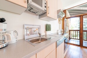 Kjøleskap, mikrobølgeovn, ovn og oppvaskmaskin