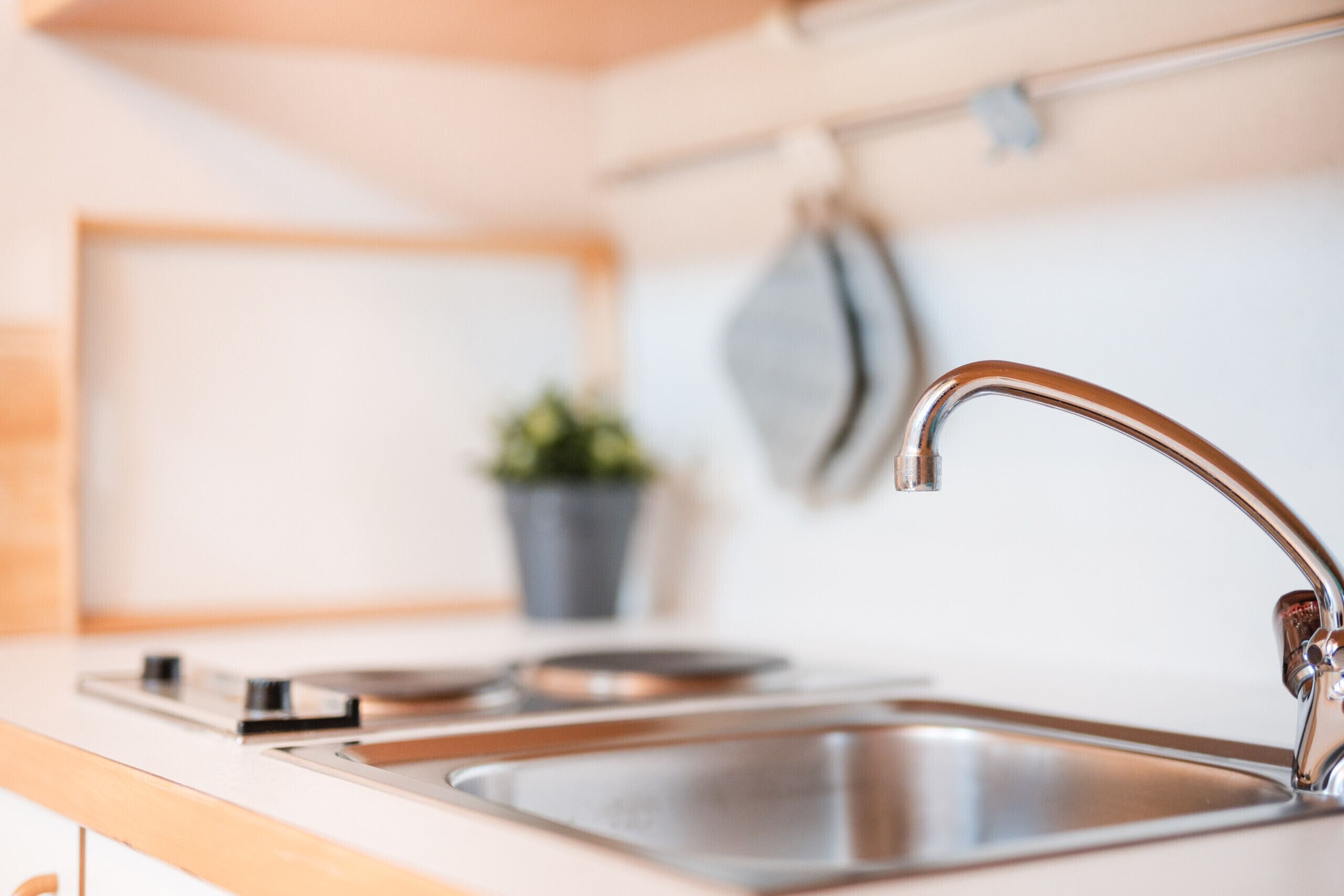 Kühlschrank, Wasserkocher mit Kaffee-/Teezubehör, Wasserkocher