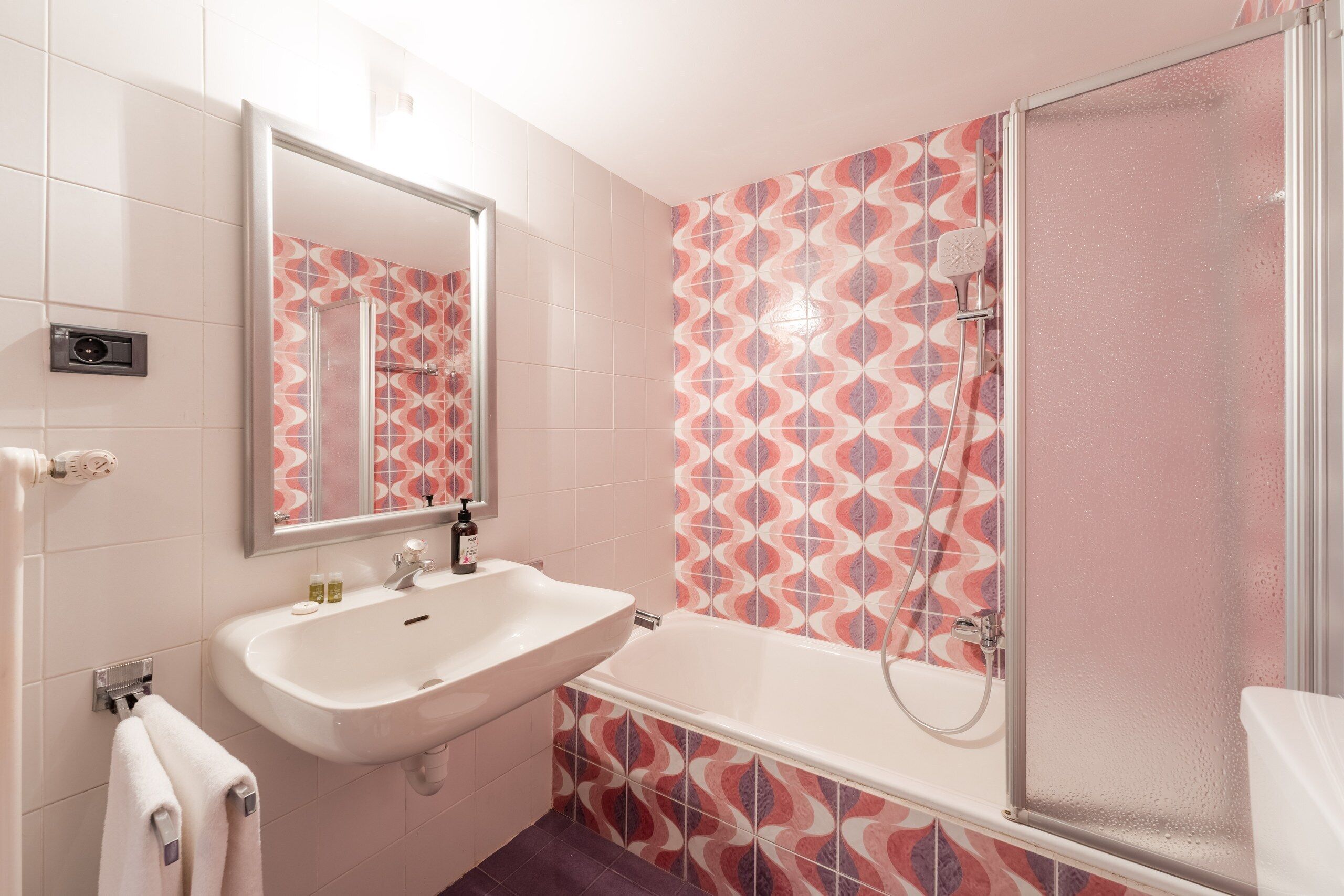 Asciugacapelli, bidet, asciugamani, sapone