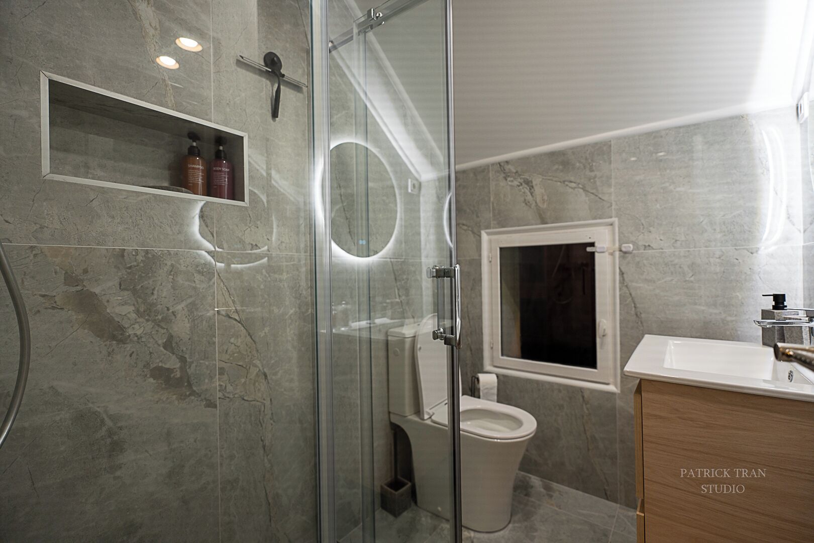 Douche, sèche-cheveux, serviettes fournies, savon