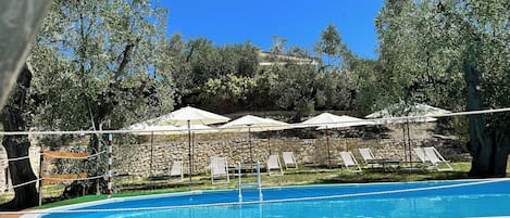 Una piscina al aire libre