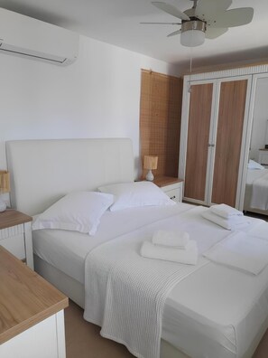 3 slaapkamers, een bureau, een strijkplank/strijkijzer, reisbedje