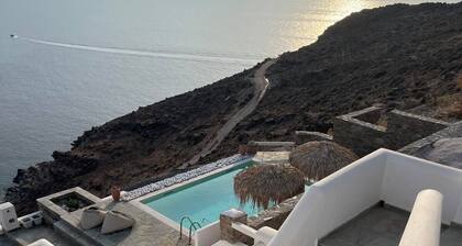 Private 3-bedroom villa with private pool and breathtaking view in Kythnos