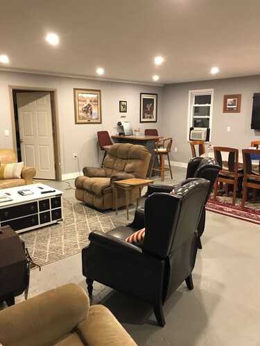 A beautiful rustic cabin with outdoor activities. Small groups, or big families.