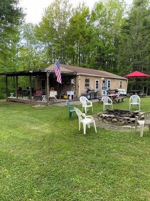 Terrace/patio - HB Rustic Retreat - WGI - Book now for Race Weekend. A fun place for all ages. (Beaver Dams)