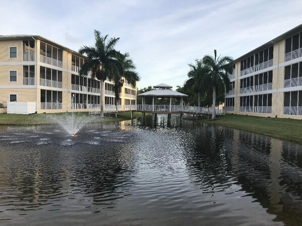 A hotel with a central courtyard, a fountain, and a gazebo. - 5 Star Resort Condo! Minutes to Boca & Manasota Beaches! Jan till Feb 13th avail (Rotonda West)