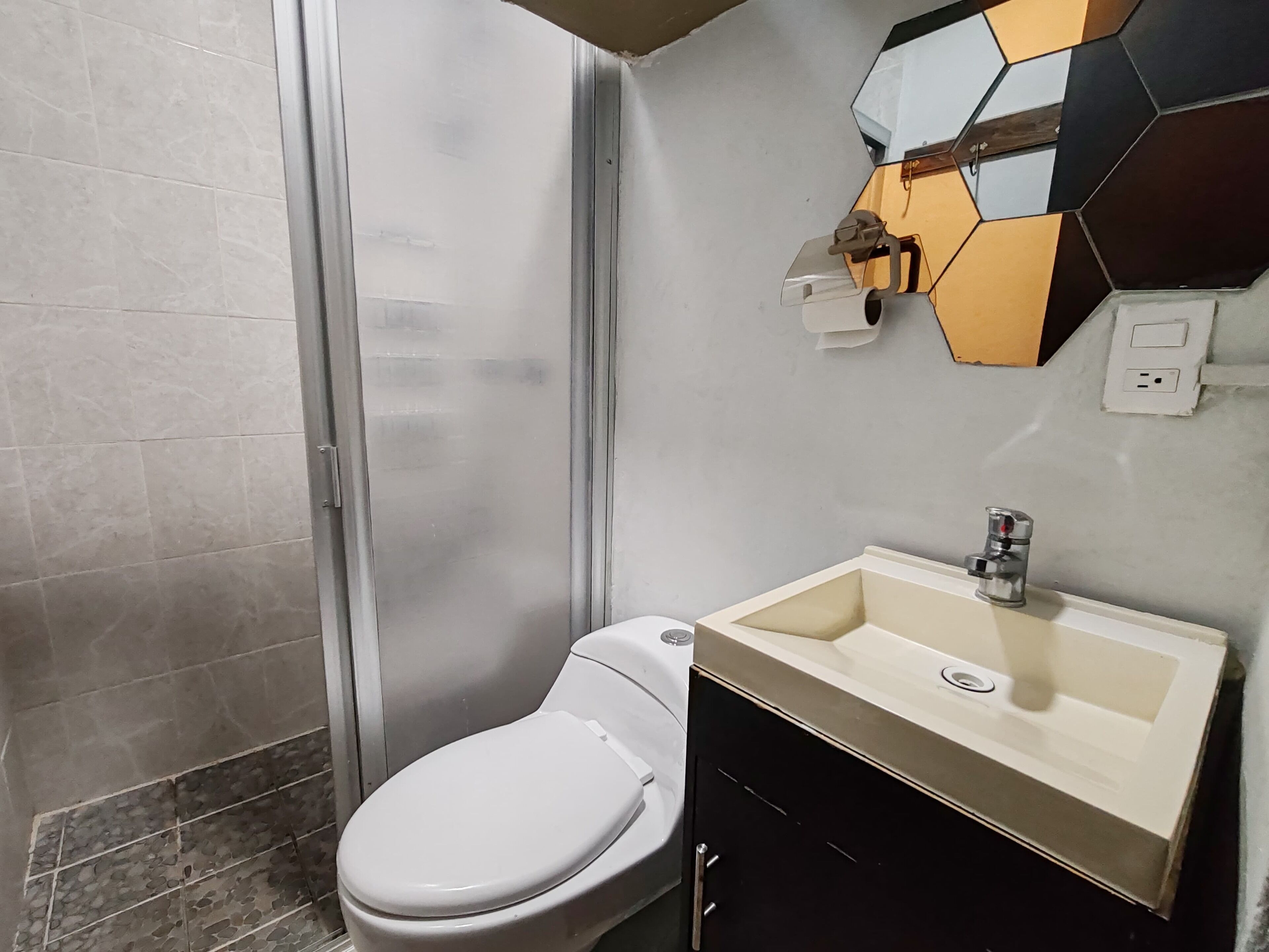 Habitacion para 4 personas | Bathroom | Shower, free toiletries, hair dryer, towels